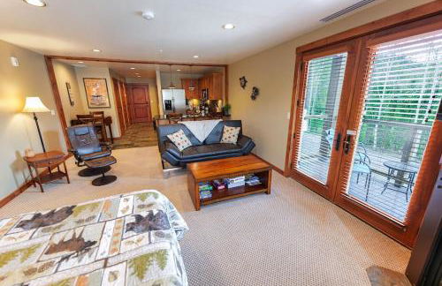 Large Studio Condo with Full Kitchen, Ski, Bike, Beautiful Balcony Views Hottub Fireplace - Foto 23