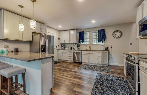 Lakefront Cabin Sleeps 14 - 2 Level Dock - Sun Deck - Foto 10