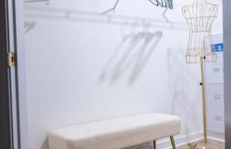 Cozy 1BR with Private Balcony, Gym, Pool & Workspace - Foto 32