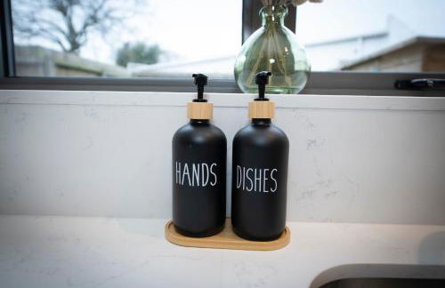 Spacious 5BR Home Near New Forest & Coast - Parking - Sleeps 10 - Photo 23