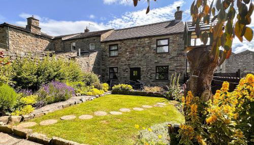 The Old Barn - Photo 1, Garden