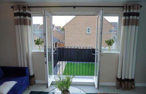 Spacious 4 Bedroom, 3 Bath House by Jesswood Properties Contractors, Business and Leisure with Free Parking and WIFI - Foto 4