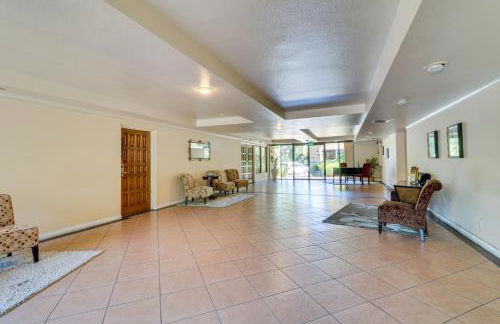 Granada Hills Condo with Community Pool and Workspace - Foto 20