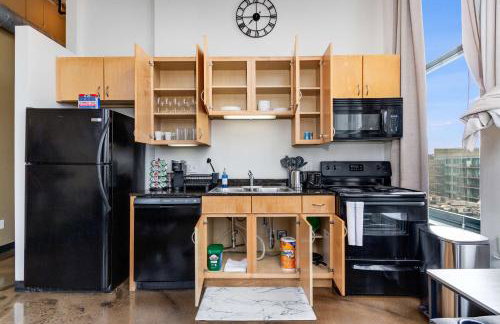 West Loop - City Views With In & Out Parking 1 - Photo 5