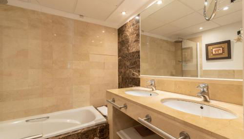 Apartment, front line beach, in Las Arenas, Bahía de Marbella - Photo 4