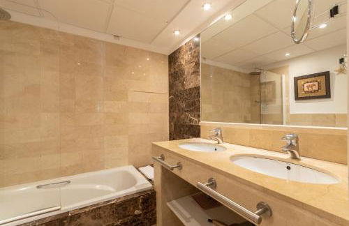 Apartment, front line beach, in Las Arenas, Bahía de Marbella - Photo 4