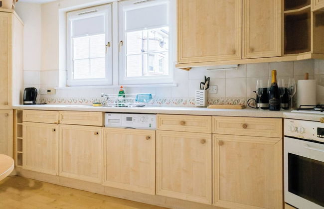 Snug & Serene 2BD Flat - Roseburn - Photo 10