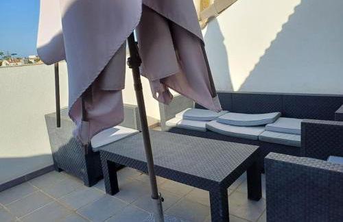 Amplio duplex en la playa con piscina - Foto 10