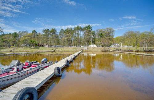Stone Lake Cabin with Private Deck and Fire Pit! - Foto 35