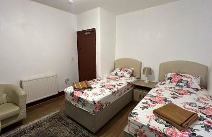 LARGE SELF CATERING HOUSE WITH WiFi CLOSE TO TRANSPORTS - Photo 26