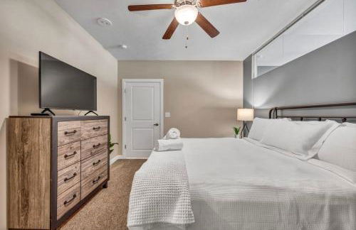 Modern Condo w/ Cathedral Views in Great Location - Foto 15