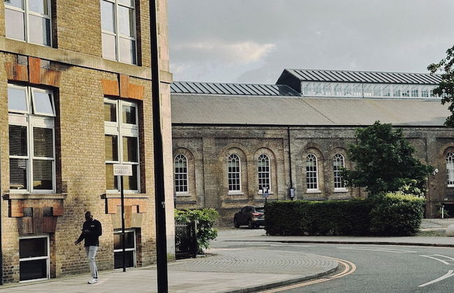 Beautiful 2-bed Apartment in London - Photo 1