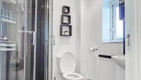 Manchester City Deluxe 4-Bed near Etihad Stadium & C0-0P Arena, Sleeps 9 - Foto 2, Shower