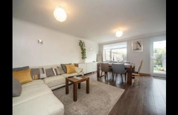 Spacious Chessington home with parking & garden - Photo 1