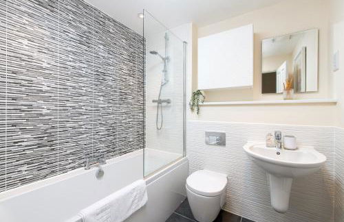 New Modern and Quiet 2Bed House by FabAccommodation - Foto 18