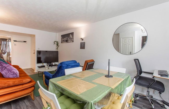 Immaculate 2-bed Apartment in Dagenham - Photo 27