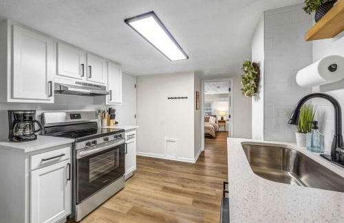 New Renovated 1BR with King Modern Comfort - Foto 20