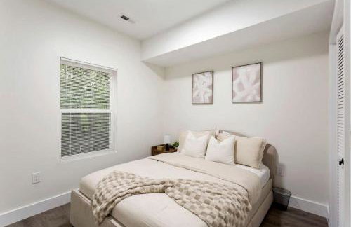 Stylish Lakehouse with Black-and-White Modern Design near Lake Hartwell, Clemson SC - Foto 26