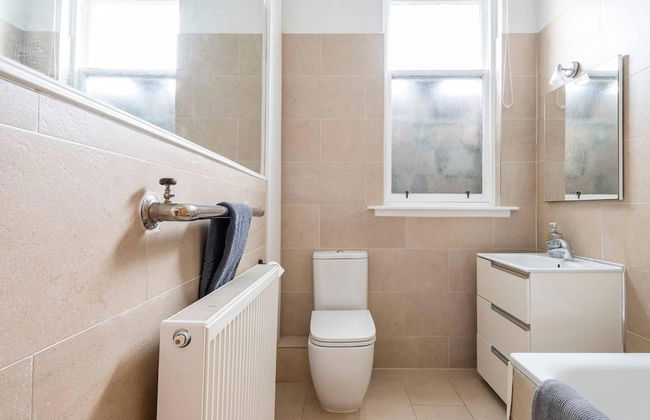 Stunning 5 Bedroom Large Apartment With Parking - Foto 26