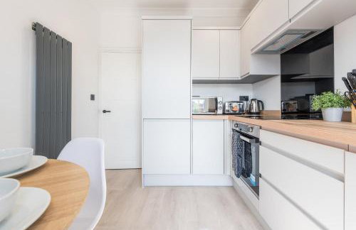 Stylish 2 Bedroom Flat Near Leeds Centre with Free Parking, Ideal for Contractors & Long Stays - NordStay - Foto 10