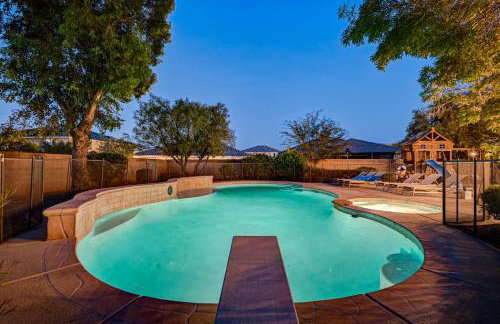 Luxury 6 BR Home Large Pool & Spa with Grassy Yard - Photo 54