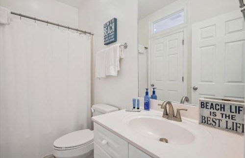 Just Beachy - 5 Bedroom Beach Front Home! Sleeps 20 Home by RedAwning - Foto 63