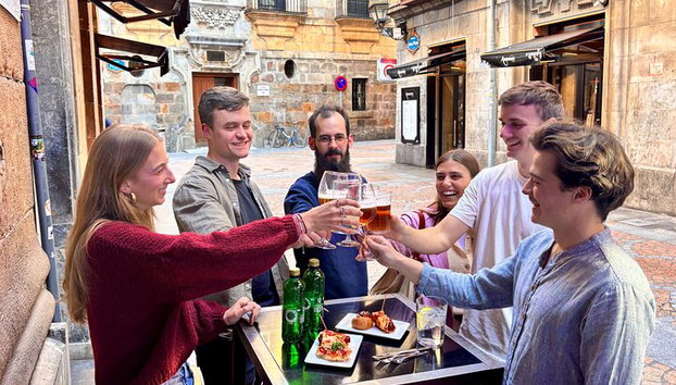 Excursión en grupo pequeño a Bilbao con tapas y cata de vinos - Foto 4