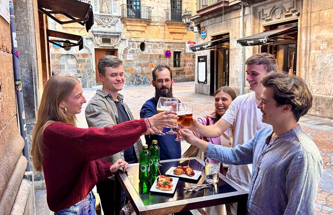 Excursión en grupo pequeño a Bilbao con tapas y cata de vinos - Foto 4