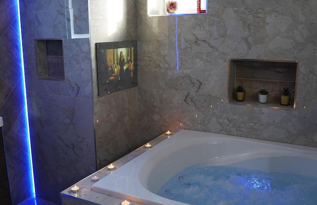 2 Bed Flat - Sleeps 4 - Jacuzzi Bath - Parking - Foto 7