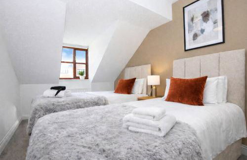 Detached House - Prime Location - Free Parking, Fast Wifi and Smart TVs with Sky TV and Netflix by Yoko Property - Photo 9