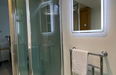 Little Trevio - seaside haven with parking and sea views - Photo 13