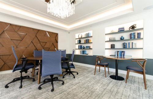 Designer Penthouse 2 Bedroom with Balcony Beverly Hills Adjacent - Foto 59