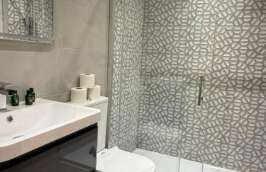 Large Luxury 5BDR Home 2 Bath and Free Parking - Foto 25