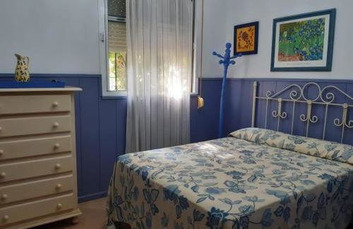 Precioso chalet próximo a Sevilla con jardín y piscina privada 8 personas Wifi gratis 2 salones 4 dormitorios 2 baños - Foto 45