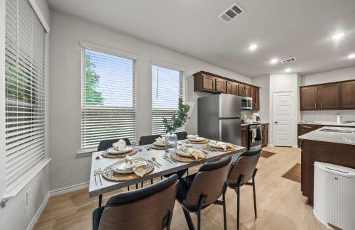 Luxurious 4 Bed Duplex Getaway! - Photo 9