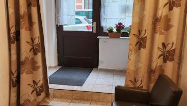 Halle, Bestes in Preis- Leistung- Lage, City, EG, 84 qm, SD, 1- 3 Doppelzimmer, extra für sie kostenlose TV Lounge extra Küche u Bad bis 6 Personen - Foto 2