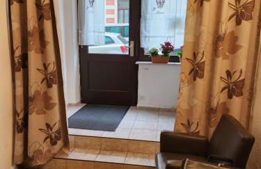 Halle, Bestes in Preis- Leistung- Lage, City, EG, 84 qm, SD, 1- 3 Doppelzimmer, extra für sie kostenlose TV Lounge extra Küche u Bad bis 6 Personen - Foto 2