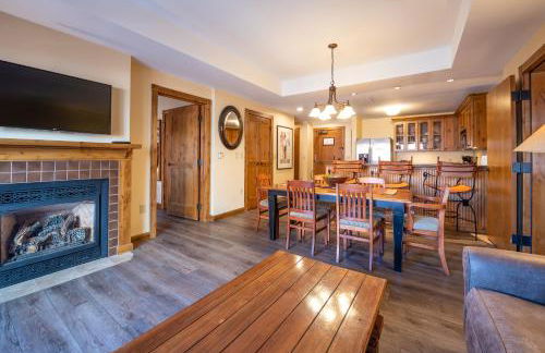 Two Bedroom Condo with a Balcony in Mountaineer Square condo - Foto 6