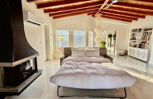 Pet-Friendly 3BR Coastal Retreat Walk to Beach - Foto 8