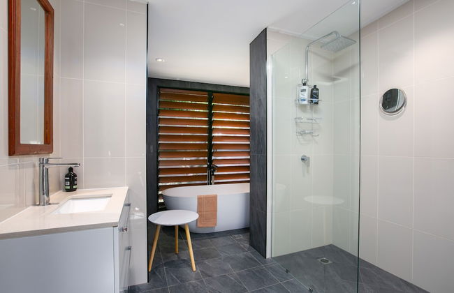 Tropical 3 Bedroom House, Pool plus 4th Bedroom Bungalow - Photo 16