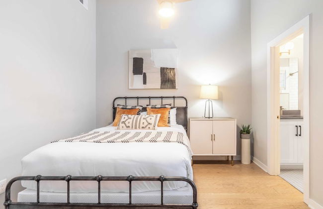 Monty by Avantstay 4bdr 4ba, Balcony w/ Outdoor Seating, 5mins to DT - Photo 25