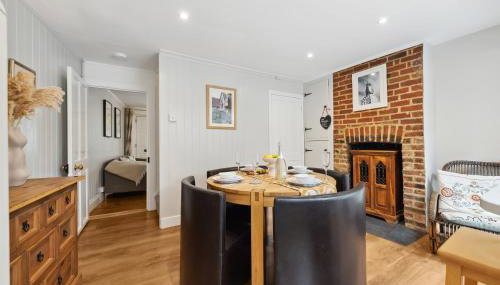 2-Bedroom Stylish & Gorgeous, Cosy Westgate Cottage Retreat, Central Winchester, Free On-Street Parking Permit, with Garden, Close to Cathedral - Sleeps 6, Pets are Welcome - by Blue Puffin Stays - Foto 5