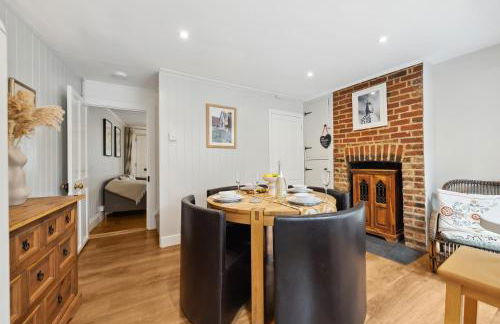 2-Bedroom Stylish & Gorgeous, Cosy Westgate Cottage Retreat, Central Winchester, Free On-Street Parking Permit, with Garden, Close to Cathedral - Sleeps 6, Pets are Welcome - by Blue Puffin Stays - Foto 5