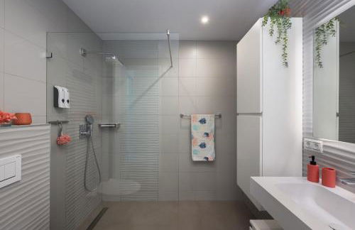 4-Bedroom Modern Villa with Sea View - Photo 37