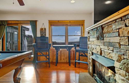 4BR Cabin with Ski Resort, Mtn Views & Hot Tub - Foto 84