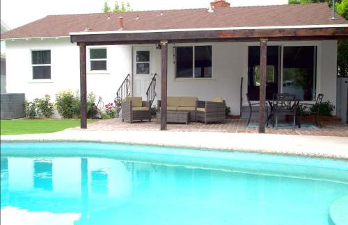 Cozy 3BR Home With Pool, Yard, Garage, and 80 inch TV! - Foto 45