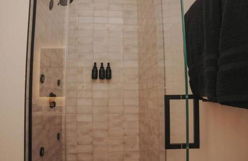 River North Private Balcony With In and Out Parking - Foto 17