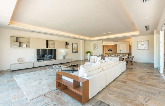 Spacious Villa w Pool Garden Views - Photo 7