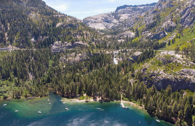 Everett by Avantstay 5mins to Palisades Tahoe! w/ HOT TUB - Photo 32