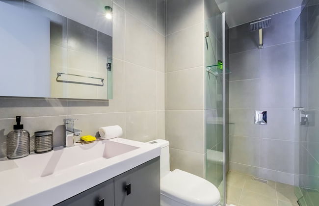 w Majestic 1BR w Great Pool in Centriqo - Foto 27